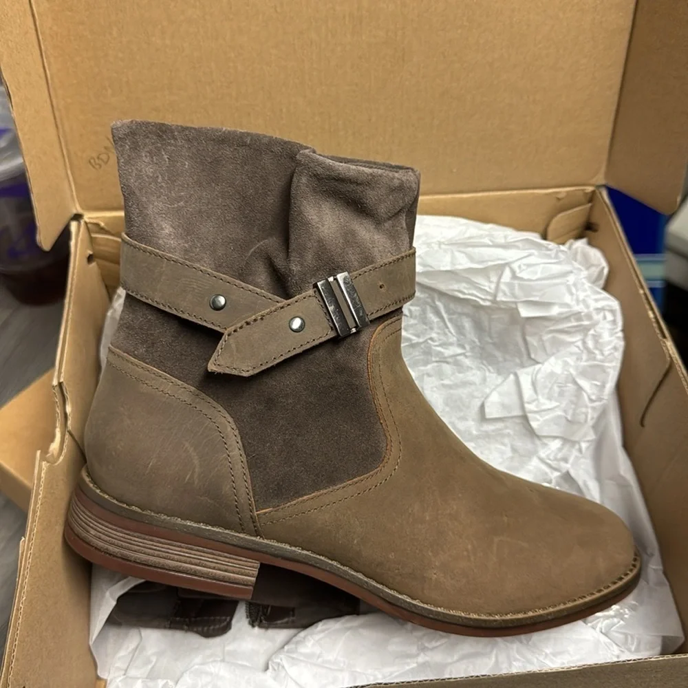 Clarks Women's Camzin Strap Fashion Boot